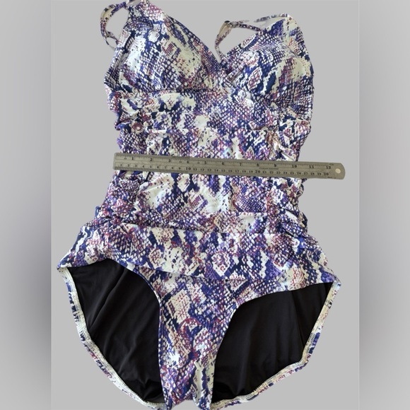 Calvin Klein Liquid Shirred Halter One-Piece Swimsuit, Size 8 NWT - Picture 4 of 7